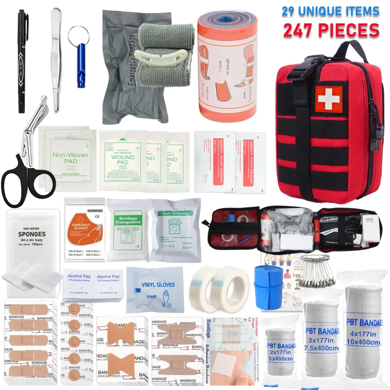 Ein rotes taktisches Erste-Hilfe-Set mit Molle